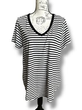 Torrid Black White Stripe V-Neck Short Sleeve T-shirt